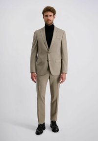 Helles beige Anzug mit glatter Textur, Ein-Knopf-Jacke, Reverskragen und geraden Hosenbeinen. Trägt man mit einem schwarzen Rollkragenpullover und schwarzen Schuhen.