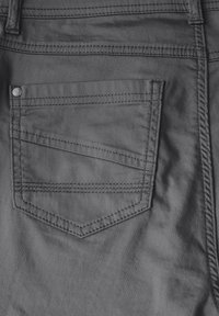 Tela gris oscuro con un bolsillo trasero que presenta líneas de costura horizontales y un botón de remache metálico. Textura suave, diseño a medida.