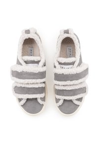 Scarpe in suede grigio con accenti bianchi e morbidi, dotate di due ampie cinghie e fodera testurizzata. Punta arrotondata e suola color crema.