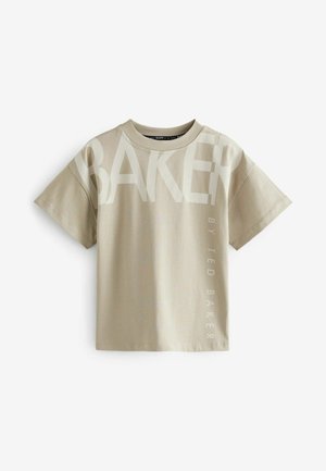 Camiseta de algodón beis con gran texto blanco "BAKER" en el frente y "by Ted Baker" en texto más pequeño en el lado. Mangas cortas y cuello redondo.