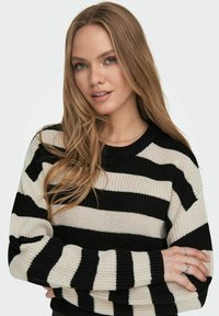 Maglione a strisce nero e crema con collo e polsini a coste, caratterizzato da una trama a maglia larga e ampie strisce orizzontali.