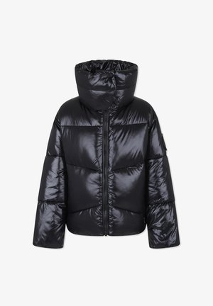 Giubbotto a imbottitura nera con cappuccio, texture lucida, zip frontale e ampie sezioni cucite, che conferiscono un aspetto voluminoso.