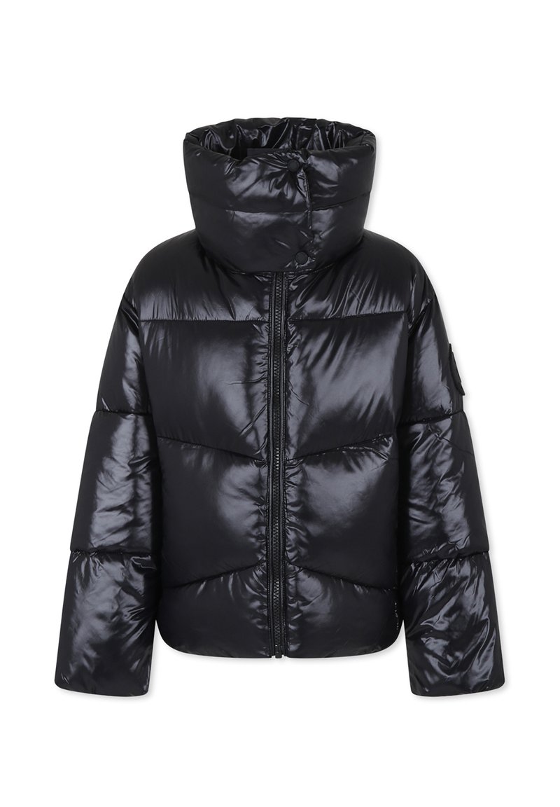 Giubbotto a imbottitura nera con cappuccio, texture lucida, zip frontale e ampie sezioni cucite, che conferiscono un aspetto voluminoso.
