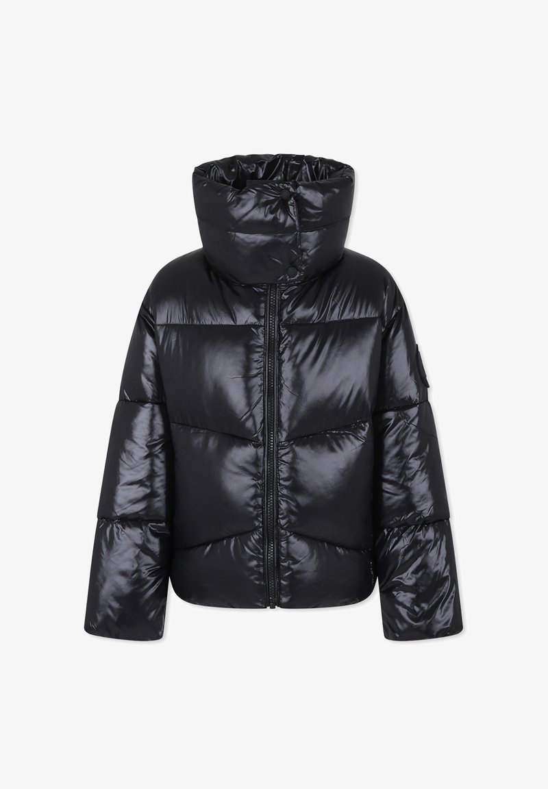 Giubbotto a imbottitura nera con cappuccio, texture lucida, zip frontale e ampie sezioni cucite, che conferiscono un aspetto voluminoso.