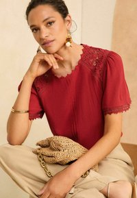 Love & Roses REGULAR FIT CROCHET DETAIL FLUTTER SLEEVE - Palaidinė - red