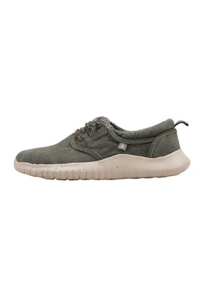 Zapatillas de lona en verde oliva con puntera redondeada, cordones marrones y una suela de goma crema flexible con surcos texturizados.