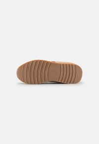 Esprit Trainers - bark