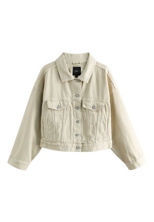 Giacca beige corta con maniche lunghe, chiusura frontale con bottoni, due tasche a toppa sul petto e tasche laterali, mostrata su fondo bianco.