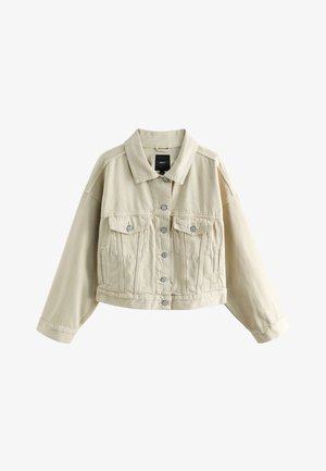 Giacca beige corta con maniche lunghe, chiusura frontale con bottoni, due tasche a toppa sul petto e tasche laterali, mostrata su fondo bianco.