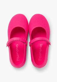Zapatos Mary Jane de lienzo rosa brillante, con correa, punta redondeada y superficie texturizada. Logo impreso en la plantilla.