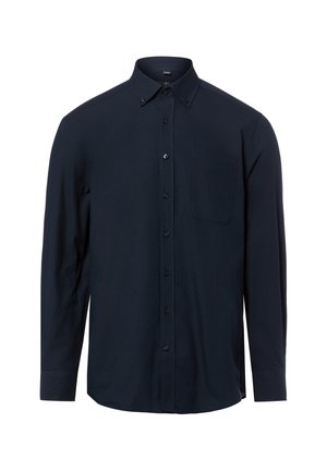 Granatowa koszula na długi rękaw zapinana na guziki, z kołnierzykiem zapinanym na guziki i kieszenią na piersi, prezentowana na białym tle.