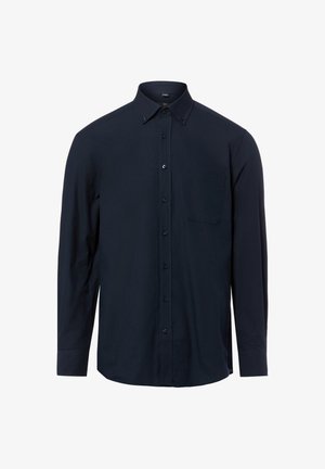 Granatowa koszula na długi rękaw zapinana na guziki, z kołnierzykiem zapinanym na guziki i kieszenią na piersi, prezentowana na białym tle.