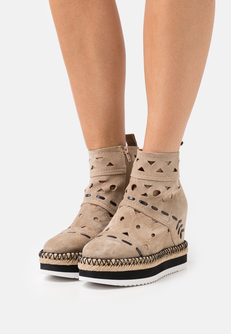 Alpe MILLER - Botas de tornozelo com plataforma - dessert