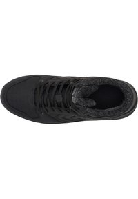 Chaussure de sport noire avec un dessus en synthétique lisse, des motifs texturés, une semelle en caoutchouc et un doublure douce et pelucheuse autour de la cheville.