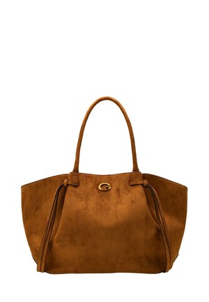 Grand sac fourre-tout en daim marron avec de longues poignées et des sangles latérales, avec un petit logo ovale doré au centre avant.