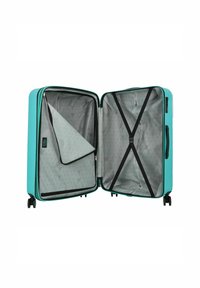 Maleta rígida de color turquesa con doble cremallera, interior dividido, forro gris con patrón triangular, correas elásticas y dos ruedas.