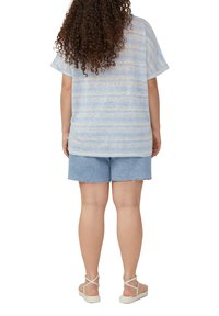 Lichtblauwe gestreepte t-shirt met korte mouwen, gecombineerd met denimshorts en beige sandalen met bandjes. De textuur lijkt zacht en casual.