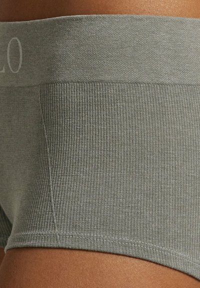 Šedé hipsterské spodní prádlo z žebrované látky má měkký elastický pas s jemným logem. Textura je hladká a střih těsně sedící.