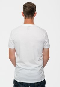 Paradiso Clothing THE BEATLES REMEMBER SGT PEPPER LONELY HEARTS - Print T-shirt - white