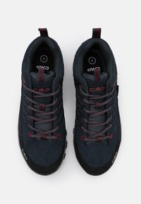 Scarpe da trekking di colore blu scuro con pannelli in rete, lacci grigi, suole in gomma e marchio CMP. Accentuate da dettagli rossi e un collare imbottito.