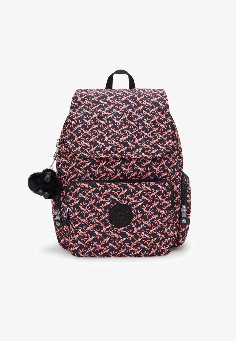 Mochila negra con un patrón floral en rosa y naranja. Cuenta con un bolsillo frontal, correas ajustables y un charm de llavero con pom-pom.