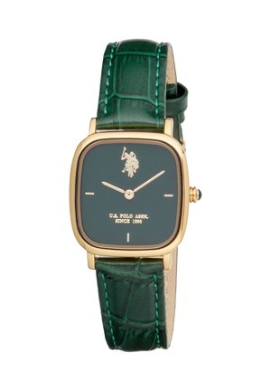 Montre carrée en or avec cadran vert foncé, marqueurs dorés minimalistes, bracelet en cuir vert, et logo et texte U.S. Polo Assn. sur le cadran.