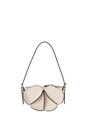 Sac à main crème avec un passepoil noir formé de pétales de fleurs qui se chevauchent et une fine bandoulière réglable.