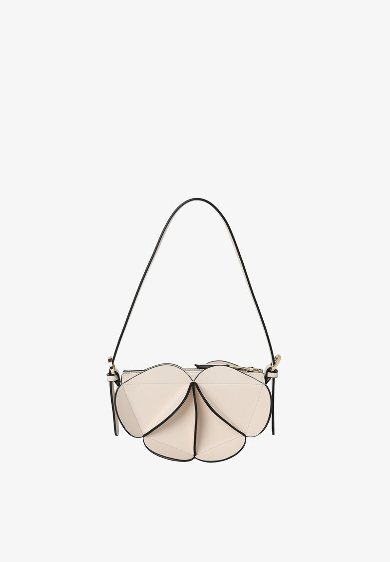 Sac à main crème avec un passepoil noir formé de pétales de fleurs qui se chevauchent et une fine bandoulière réglable.
