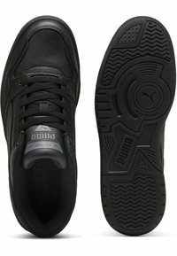 Zapatillas deportivas de cuero negro con parte superior texturizada, cuello acolchado y suela de goma con patrones para un mejor agarre y soporte.