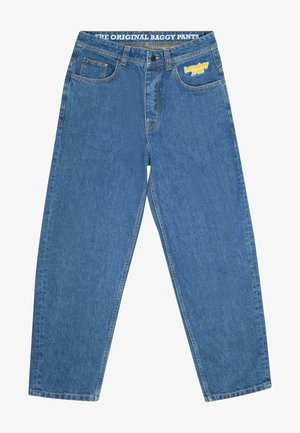 Pantalons en denim baggy de couleur bleu moyen. Comprend cinq poches, fermeture par bouton et zip, avec une taille étiquetée et un léger détail de couture.