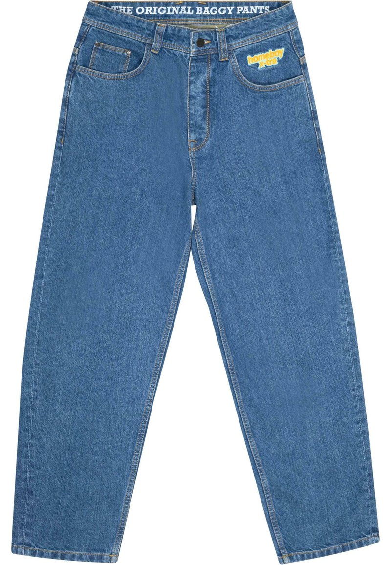 Baggy jeans i mellomblå. Har fem lommer, knapp- og glidelås-stenging, med et merket belte og subtile sømdetaljer.