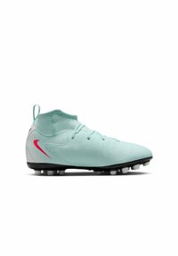 Des crampons de football aquamarine avec un design montante, présentant le logo Nike rose et une semelle noire avec des crampons blancs sur un fond uni.