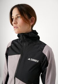 Adidas Terrex Hardshell-jakke - preloved fig/black
