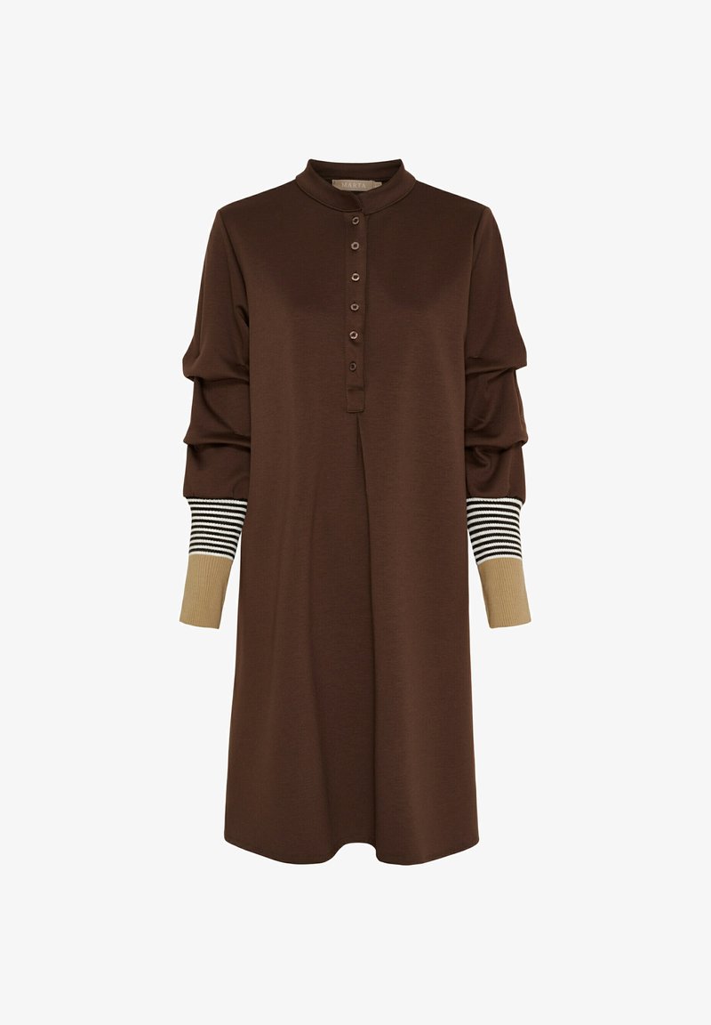 Brun kjole med henley-udskæring, frontknaplukning og samlede ærmer. Manchetterne har stribede mønstre i beige og sort. Blødt stof.