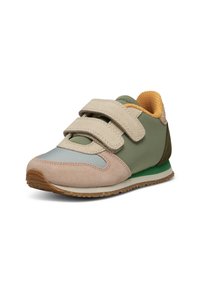 Velcro sneakers har en blanding af beige, grønne og blå materialer med en suedefinish, teksturerede detaljer og en gummisål med en grøn stribe.