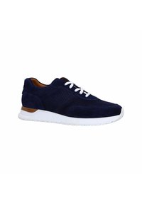 Sneaker blu navy realizzato in suede e mesh, con lacci bianchi, un design testurizzato e una suola bianca con un accento marrone sul tallone.