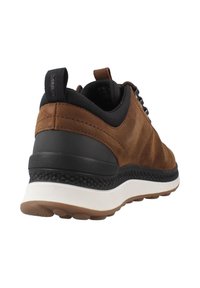 Brązowe skórzane sneakersy z czarnymi akcentami, z amortyzowaną podeszwą, teksturowanymi detalami i pętelką na pięcie ułatwiającą zakładanie. Związane.