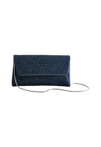Clutch bag blu navy con finitura testurizzata, impreziosita da piccoli dettagli brillanti, dotata di una tracolla in argento e chiusura a pattina.