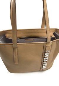 Borsa a tracolla in ecopelle color cuoio con forma strutturata, interno a righe a contrasto e ferramenta color argento con il nome del marchio.