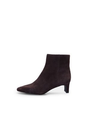 Bottine en suède marron avec un bout pointu et un petit talon épais. Texture lisse avec une silhouette élégante et sans aucune ornementation visible.