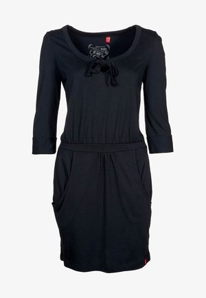 Robe noire en tissu doux, dotée d'un décolleté dégagé, de manches trois-quarts, d'une taille réglable par cordon et de poches latérales.