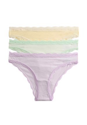 Tre bomulds trusser til kvinder i pastelgul, mintgrøn og lavendel, hver med blondekant langs talje og benåbninger.