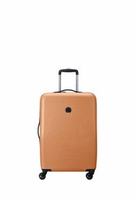 Valigia rigida arancione, con un design a strisce orizzontali testurizzate. Dotata di manico telescopico e quattro ruote nere per la mobilità.