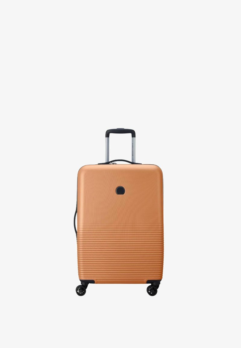 Valigia rigida arancione, con un design a strisce orizzontali testurizzate. Dotata di manico telescopico e quattro ruote nere per la mobilità.