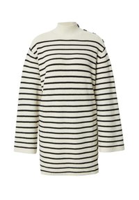Pull rayé avec un col montant, fabriqué dans un tissu texturé avec des rayures noires et crème alternées, et des accents de boutons sur les côtés.