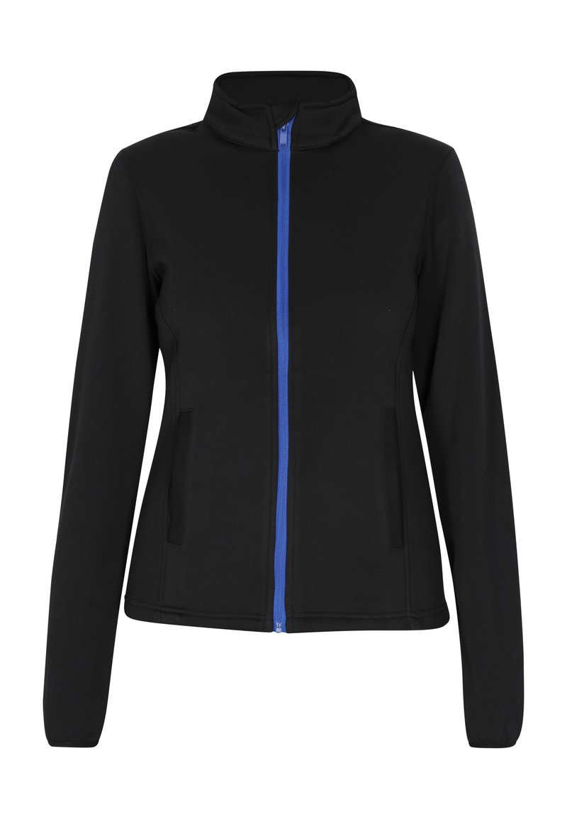 Giacca nera con zip e colletto alto, zip blu e due tasche laterali; realizzata in tessuto liscio e leggero con maniche lunghe.