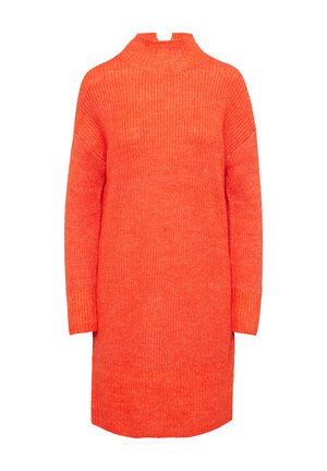 Sweter dzianinowy w jasnym pomarańczowym kolorze. Posiada wysoki kołnierz, długie rękawy i prążkowaną strukturę. Dół jest lekko zaokrąglony.