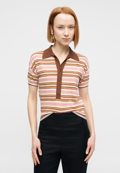 Ριγέ κοντομάνικο πόλο πουκάμισο σε παστέλ αποχρώσεις με καφέ γιακά και λοφάκι κουμπιών· συνδυασμένο με σκούρο, ραμμένα παντελόνια.