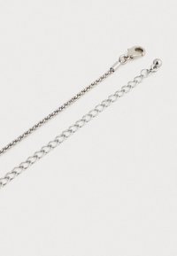 Silberne Kettenhalskette mit strukturiertem, gedrehtem Design und einem Karabinerverschluss mit glattem, rundem Ende.