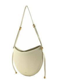 Sac à main en cuir couleur crème avec une forme incurvée, une fine bandoulière, des accents métalliques dorés et une texture lisse.